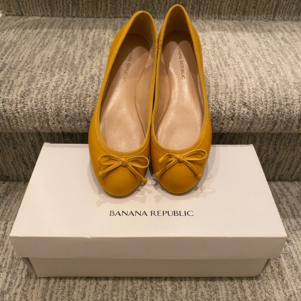 Banana Republic Flat Shoes in Size 6